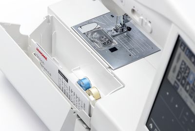 DEMO Janome Memory Craft 1000 Silky White sy og broderimaskin