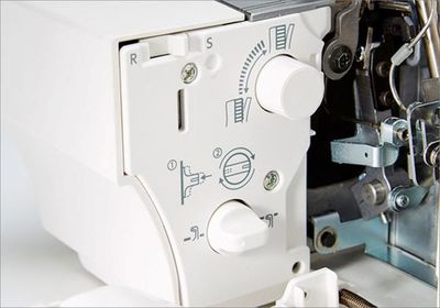 Demo Janome AirThread 2000D Professional Overlock (38)