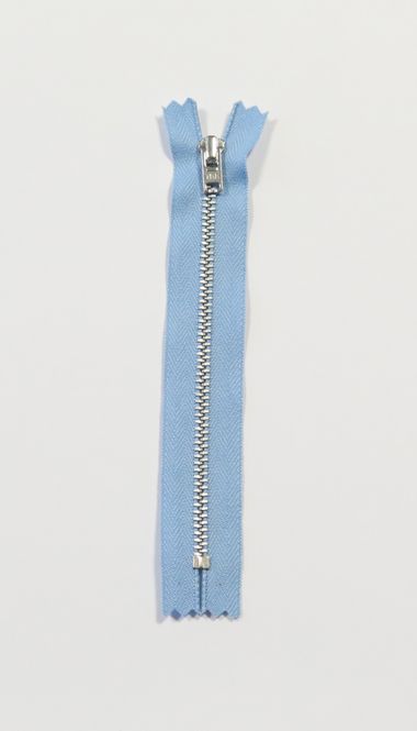 Hovedbilde 4mm fast metall glidelås LYSBLÅ 18cm 4422-18-545